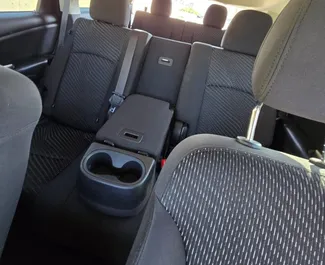 トビリシにてでレンタル可能なDodge Journey 2018、250 km/日の走行距離制限付き。