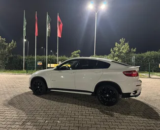 Notranjost BMW X6 za najem v v Albaniji. Odličen avtomobil s 4 sedeži in Samodejno menjalnikom.