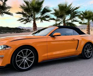 Vista frontal de um aluguel Ford Mustang Cabrio em Alicante, Espanha ✓ Carro #14975. ✓ Transmissão Automático TM ✓ 0 avaliações.