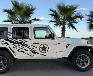 Jeep Wrangler Sahara 2022 vuokrattavissa Alicantessa, 250 km/päivä kilometrin rajalla.