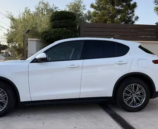 Alfa Romeo Stelvio Quadrifoglio 2020 disponible à la location à Alicante, avec une limite de kilométrage de 250 km/jour.