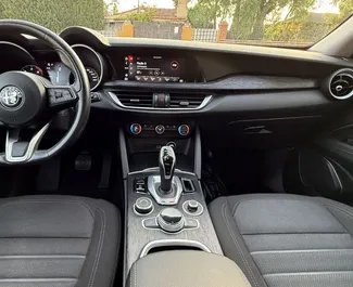 Intérieur de Alfa Romeo Stelvio Quadrifoglio à louer en Espagne. Une excellente voiture de 5 places avec une transmission Automatique.