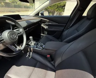 Intérieur de Mazda CX-30 à louer en Espagne. Une excellente voiture de 5 places avec une transmission Automatique.