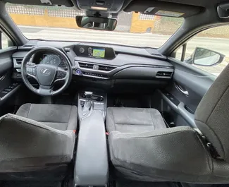 Lexus UX 2020 disponível para alugar em Alicante, com limite de quilometragem de 250 km/dia.