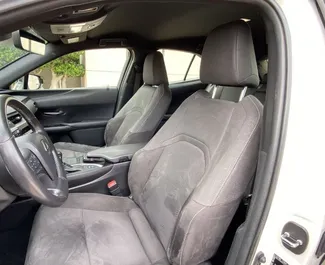 Interior do Lexus UX para aluguer em Espanha. Um excelente carro de 5 lugares com transmissão Automático.