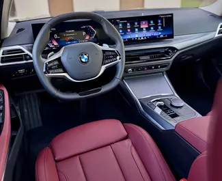 BMW 320i 2025 araç kiralama BAE'de, ✓ Benzin yakıt ve 180 beygir gücü özellikleriyle ➤ Günde başlayan fiyatlarla 480 AED.