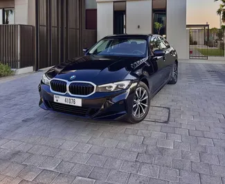 Kiralık bir BMW 320i Dubai'de, BAE ön görünümü ✓ Araç #14818. ✓ Otomatik TM ✓ 0 yorumlar.