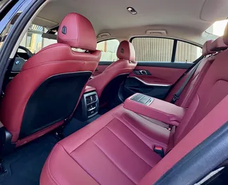 BMW 320i 2025 için kiralık Benzin 1,8L motor, Dubai'de.