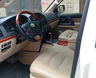 Pronájem auta Toyota Land Cruiser 200 2015 v Ázerbájdžánu, s palivem Benzín a výkonem 282 koní ➤ Cena od 95 AZN za den.