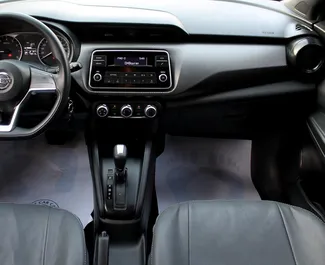 Nissan Kicks 2024 disponible à la location à Dubaï, avec une limite de kilométrage de 250 km/jour.