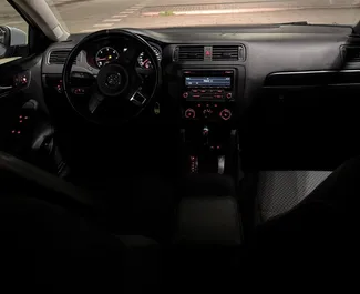 Volkswagen Jetta 2015 tillgänglig för uthyrning i Tirana, med en körsträckegräns på obegränsad.