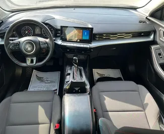 MG 5/GT 2024 Etuveto-järjestelmällä, saatavilla Dubaissa.