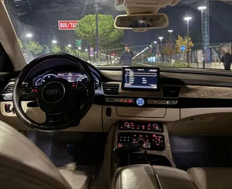 Dīzeļdegviela 4,2L dzinējs Audi A8 L 2012 nomai Tirānā.