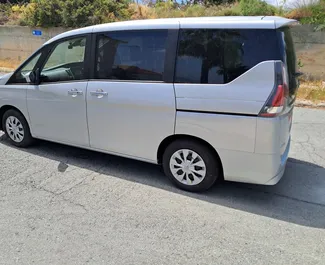 Bensin 2,0L motor i Nissan Serena 2022 för uthyrning i Limassol.