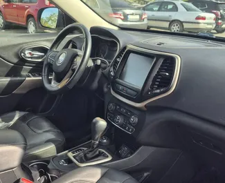 Jeep Cherokee 2018 для оренди в Кутаїсі. Ліміт пробігу необмежений.