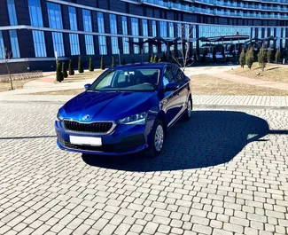 Vista frontal de um aluguel Skoda Rapid em Minsk, Bielorrússia ✓ Carro #15017. ✓ Transmissão Automático TM ✓ 0 avaliações.