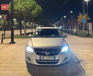 واجهة أمامية لسيارة إيجار Volkswagen Tiguan في في تيرانا, ألبانيا ✓ رقم السيارة 15103. ✓ ناقل حركة أوتوماتيكي ✓ تقييمات 0.