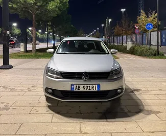 Framvy av en hyrbil Volkswagen Jetta i Tirana, Albanien ✓ Bil #15102. ✓ Växellåda Automatisk TM ✓ 0 recensioner.