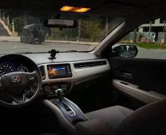 Interiören av Honda HR-V för uthyrning i Georgien. En fantastisk 5-sitsig bil med en Automatisk växellåda.
