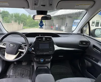 Toyota Prius 2017 Etuveto-järjestelmällä, saatavilla Tbilisin lentoasemalla.