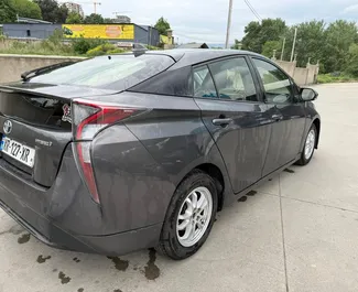 Toyota Prius 2017 vuokrattavissa Tbilisin lentoasemalla, rajoittamaton kilometrin rajalla.