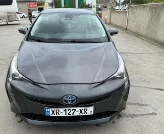 Vuokra-auton etunäkymä Toyota Prius Tbilisin lentoasemalla, Georgia ✓ Auto #15111. ✓ Vaihteisto Automaattinen TM ✓ Arvostelut 0.