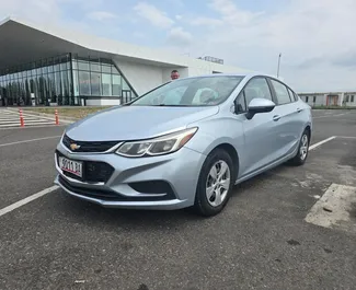 Vista frontal de un Chevrolet Cruze de alquiler en Kutaisi, Georgia ✓ Coche n.º 15120. ✓ Automático TM ✓ 0 opiniones.