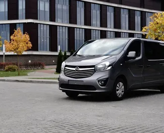 Frontvisning av en leiebil Opel Vivaro i Minsk, Hviterussland ✓ Bil #15043. ✓ Automatisk TM ✓ 0 anmeldelser.