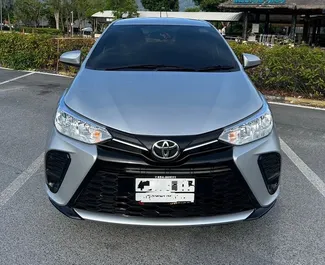 Framvy av en hyrbil Toyota Yaris på Samui Airport, Thailand ✓ Bil #15131. ✓ Växellåda Automatisk TM ✓ 0 recensioner.