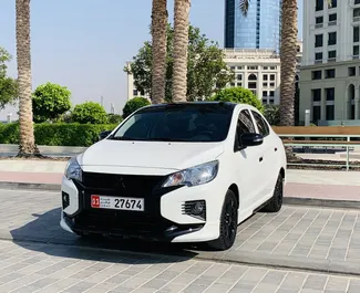 Sprednji pogled najetega avtomobila Mitsubishi Attrage v v Dubaju, ZAE ✓ Avtomobil #9301. ✓ Menjalnik Samodejno TM ✓ Mnenja 0.