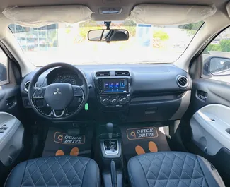 Mitsubishi Attrage 2025 na voljo za najem v v Dubaju, z omejitvijo prevoženih kilometrov 250 km/dan.