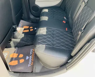 Notranjost Mitsubishi Attrage za najem v v ZAE. Odličen avtomobil s 5 sedeži in Samodejno menjalnikom.