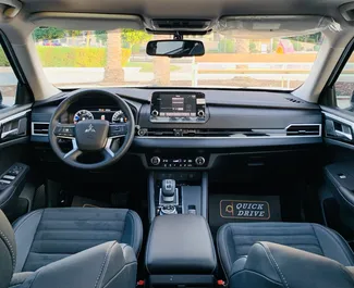 Rent a Mitsubishi Outlander in 迪拜 阿联酋
