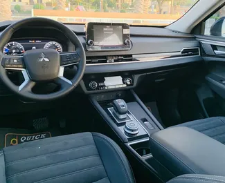 Rent a Mitsubishi Outlander in 迪拜 阿联酋