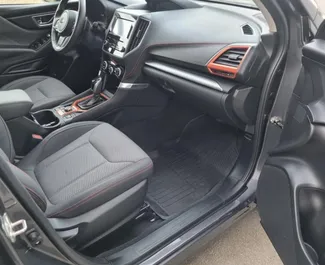 Interiören av Subaru Forester för uthyrning i Georgien. En fantastisk 5-sitsig bil med en Automatisk växellåda.