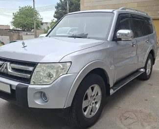 Přední pohled na pronájem Mitsubishi Pajero v Baku, Ázerbájdžán ✓ Auto č. 11943. ✓ Převodovka Automatické TM ✓ Recenze 0.