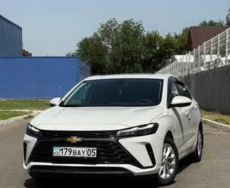Frontvisning av en leiebil Chevrolet Monza i Almaty, Kasakhstan ✓ Bil #15027. ✓ Automatisk TM ✓ 0 anmeldelser.