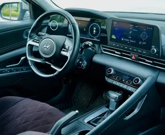 Interiören av Hyundai Elantra för uthyrning i Kazakstan. En fantastisk 5-sitsig bil med en Automatisk växellåda.