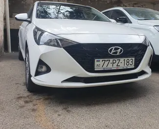 バクーにて、アゼルバイジャンにてでのHyundai Accent #13504 自動カーレンタル、1.6Lエンジン搭載 ➤ アヤズから。