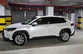 Frontvisning av en leiebil Toyota Corolla Cross i Baku, Aserbajdsjan ✓ Bil #15069. ✓ Automatisk TM ✓ 0 anmeldelser.