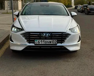 Арендуйте Hyundai Sonata 2021 в Казахстане. Топливо: Бензин. Мощность: 194 л.с. ➤ Стоимость от 32000 KZT в сутки.
