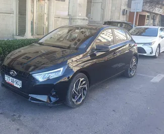 Sprednji pogled najetega avtomobila Hyundai i20 v v Bakuju, Azerbajdžan ✓ Avtomobil #13507. ✓ Menjalnik Samodejno TM ✓ Mnenja 0.