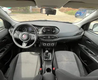 Fiat Egea 2022 autóbérlés Törökországban, jellemzők ✓ Dízel üzemanyag és 70 lóerő ➤ Napi 20 USD-tól kezdődően.