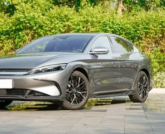 レンタルのBYD HAN EVの正面ビュー、アルマトイにて, カザフスタン ✓ 車両番号#15028。✓ 自動トランスミッション ✓ 0のレビュー。