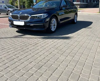 Vista frontal de um aluguel BMW 520d em Minsk, Bielorrússia ✓ Carro #15033. ✓ Transmissão Automático TM ✓ 0 avaliações.