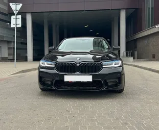 Aluguel de carro BMW G30 2018 na Bielorrússia, com ✓ combustível Gasóleo e 184 cavalos de potência ➤ A partir de 103 USD por dia.