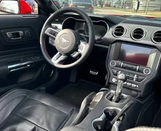 Bensin 2,3L motor i Ford Mustang Cabrio 2018 för uthyrning i Minsk.