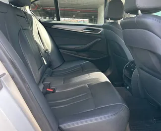 Aluguel de carro BMW G30 2017 na Bielorrússia, com ✓ combustível Gasóleo e 184 cavalos de potência ➤ A partir de 81 USD por dia.