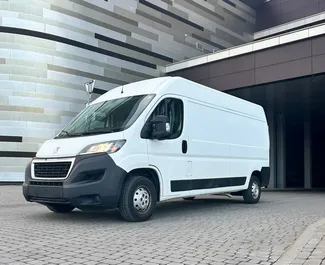 Vista frontal de um aluguel Peugeot Boxer em Minsk, Bielorrússia ✓ Carro #15048. ✓ Transmissão Automático TM ✓ 0 avaliações.