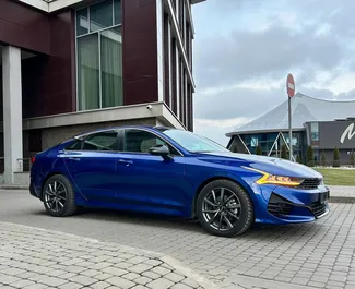 Vuokra-auton etunäkymä Kia K5 Minskissä, Valko-Venäjä ✓ Auto #15023. ✓ Vaihteisto Automaattinen TM ✓ Arvostelut 0.